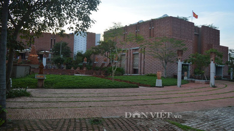 Công viên đất nung độc đáo kề bên phố cổ