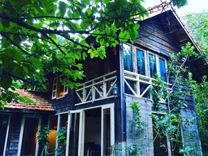 Le Bleu – The Vintage wooden house