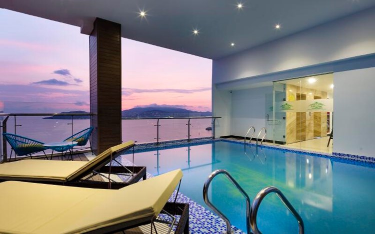 Khách sạn Crown Nha Trang 