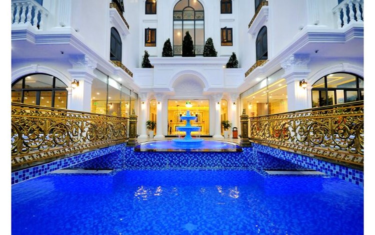 Khách sạn Crown Nguyên Hoàng