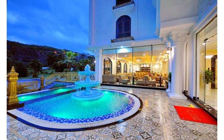 Khách sạn Crown Nguyên Hoàng