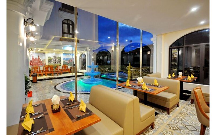 Khách sạn Crown Nguyên Hoàng