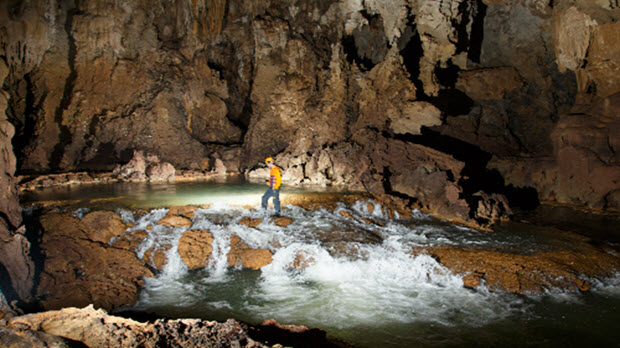 Khám phá vẻ quyến rũ của hang Tú Làn Quảng Bình
