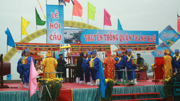 Miền Trung tưng bừng khai hội Cầu Ngư