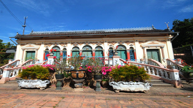 Những ngôi nhà cổ trăm tuổi miền Tây hút khách tham quan