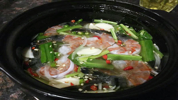 Tôm sú tái và đầu tôm rang muối ở quán nhỏ Sài Gòn