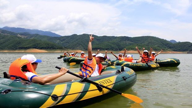 Trải nghiệm chèo thuyền giữa lòng sông Đà