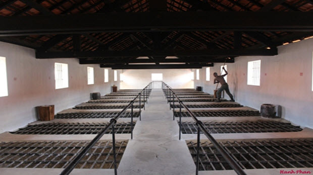 Viếng mộ chị Sáu lúc nửa đêm, ăn hạt bàng ở Côn Đảo