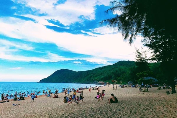 Bãi Đông - điểm đến mới nổi hút khách ở Thanh Hóa