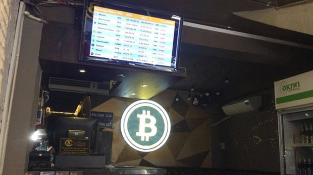 Đổ xô mua bán, “đào” Bitcoin