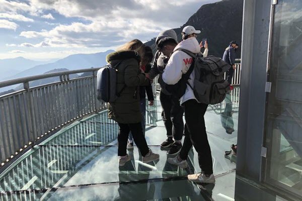 Du khách thích thú tham quan cây cầu kính cao nhất Việt Nam