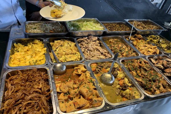 Cơm bụi, bún đậu đồng loạt tăng giá, nghịch lý càng ế càng đắt