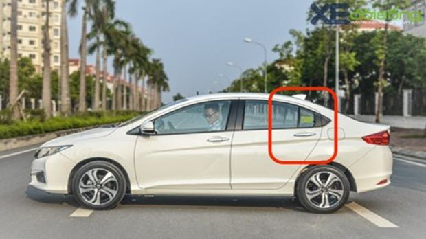 Vì sao luôn có một cửa sổ 'chết' ở hàng ghế sau ô tô?