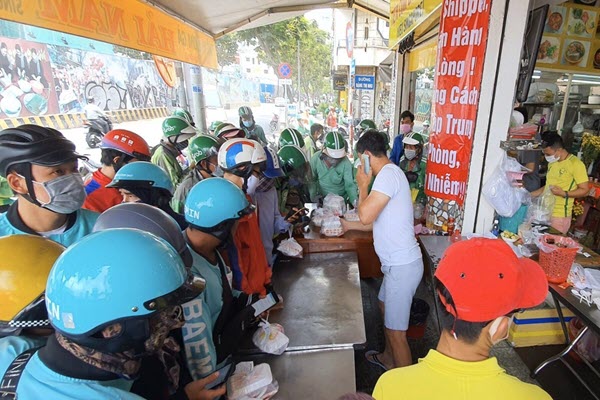 Hàng vạn shipper đổ ra đường, khốc liệt giành 200 triệu USD