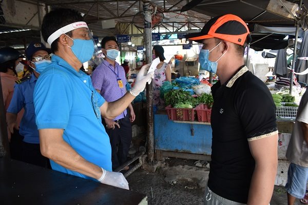 Đà Nẵng phát tem phiếu, hạn chế dân đi chợ để tránh lây lan Covid-19
