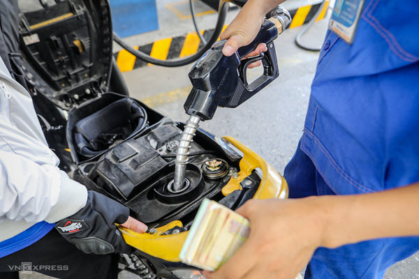 Doanh nghiệp xăng, dầu lao đao vì giá xuống đáy