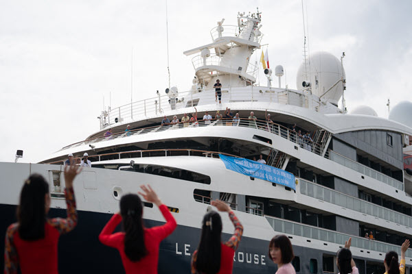 Tàu lớn liên tiếp cập cảng, du lịch vơi nỗi buồn khách ngoại