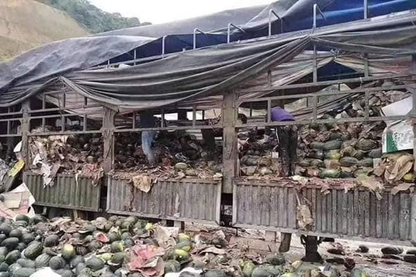 Chủ xe nông sản tắc ở Lạng Sơn: "Không nhanh, hỏng đổ đi hết, xót xa lắm"