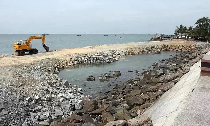 ベトナムのビーチタウンは、海を侵食する観光プロジェクトを一時停止します