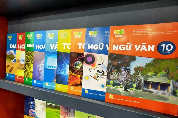 Giá sách giáo khoa mới lớp 3, 7, 10: Cao gấp 2 - 3 lần sách cũ