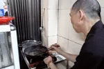 Độc đáo món bún "múa lửa" ở Hà Nội, ông chủ được trả tiền tỷ mua công thức