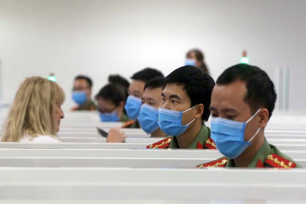 Việt Nam dừng nhập cảnh với người nước ngoài