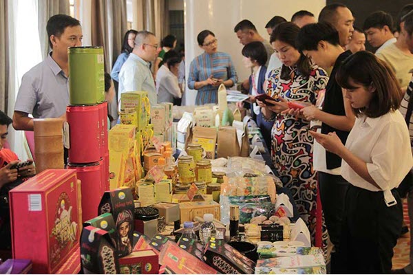 Hàng Việt bị chặn tại cửa khẩu vì… trộn hàng Thái