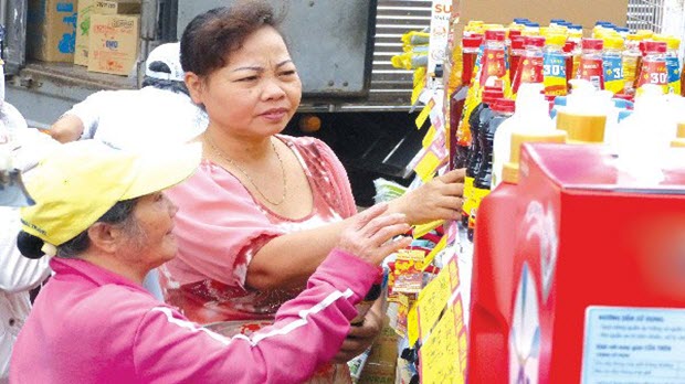 Thị trường nông thôn gặp khó