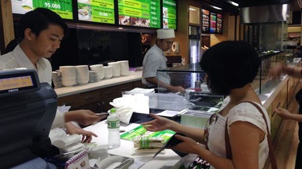 Delay 3 tiếng, hãng hàng không phải phục vụ khách ăn