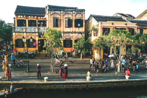 Dạo bước và ngắm phố cổ Hội An trong nắng thu vàng