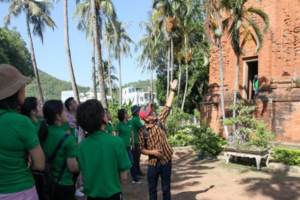 Hướng dẫn viên, nhân sự "cứng" ngành du lịch chuyển nghề vì mưu sinh