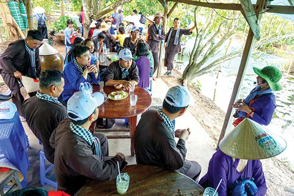 Du lịch tái khởi động trong thận trọng