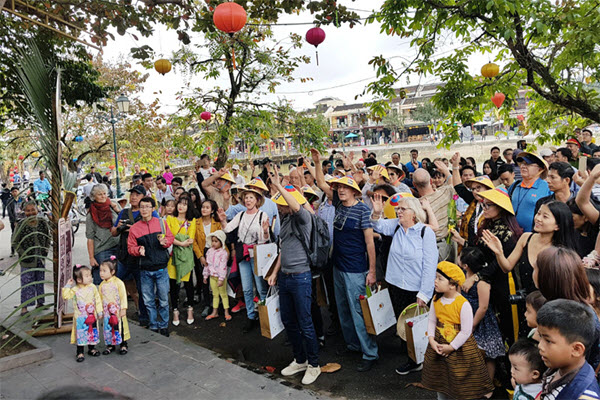 Bung khuyến mãi kéo khách du lịch, tính chuyện 'ăn chắc mặc bền'