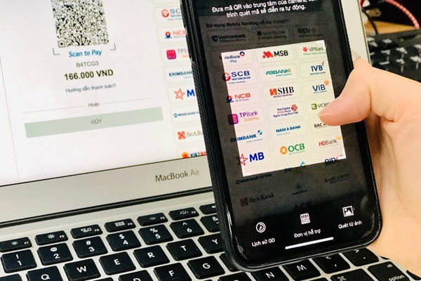 Ngân hàng bắt tay Fintech làm app mobile banking