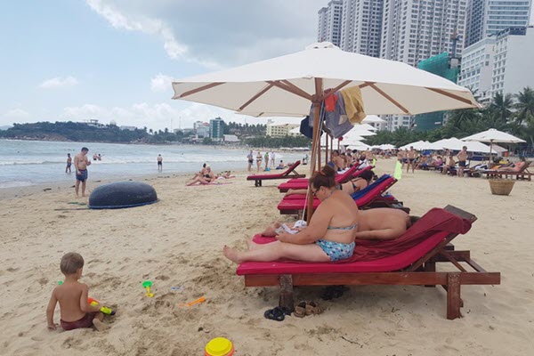 Giữa mùa dịch Covid-19, khách Nga vẫn tấp nập ở Nha Trang