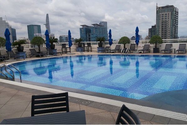 Giá phòng khách sạn 4-5 sao ở TPHCM vẫn tiếp tục lao dốc