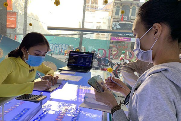 Khóc ròng vì mua vàng cấp tốc lúc giá lên đỉnh