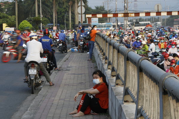 Nhiều lao động bỏ việc về quê