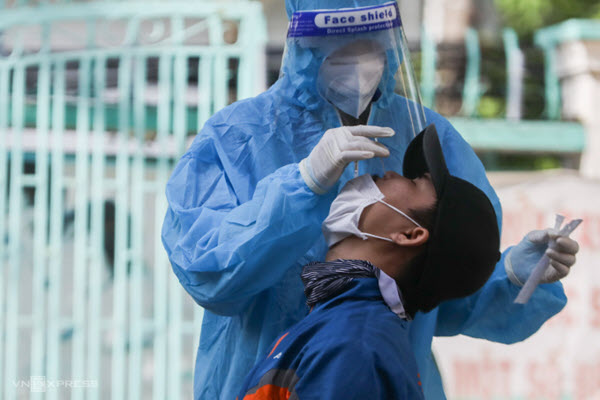 Người lao động tiêm đủ liều vaccine không phải xét nghiệm