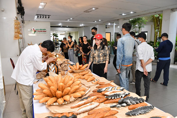 Lễ hội bánh mì ở TP. HCM: Du khách xếp hàng chờ mua, dự kiến đón 50.000 người