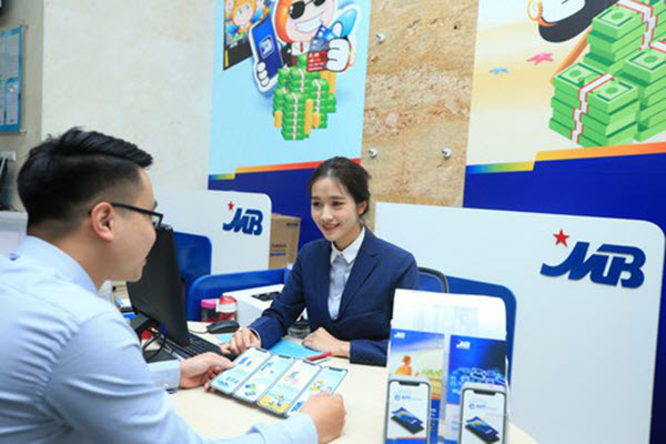 Thu nhập tăng vọt tại các ngân hàng: Có nơi đang trả gần 1 lượng vàng/tháng