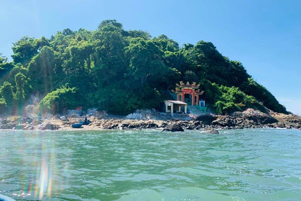 Lạ lùng ngôi miếu "thoắt ẩn thoắt hiện", khách đến phải canh giờ ở Vũng Tàu