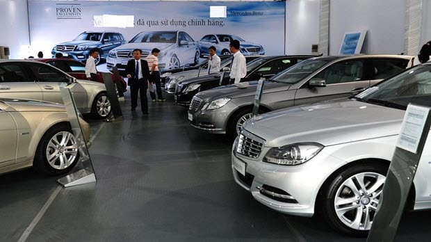 Mua xe né thuế: Khách mất đống tiền, dân buôn ăn đậm