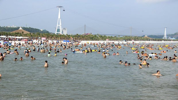  Nghỉ lễ 2/9: Đông nghẹt thở trên rừng, dưới biển và khu vui chơi