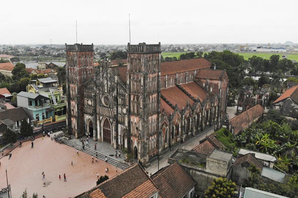 Toàn Cảnh Vương Cung Thánh Đường Nguy Nga Cổ Kính Ngay Gần Hà Nội