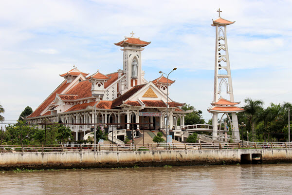 Ngôi giáo đường có mái đầu đao