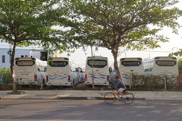Nha Trang: Xe du lịch "đắp chiếu" hàng loạt