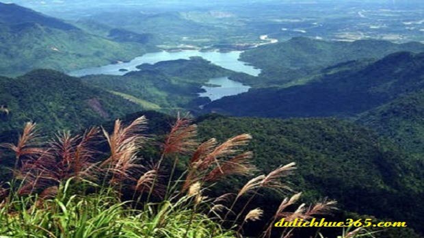  Núi Bạch Mã hùng vĩ giữa mây trời xứ Huế.