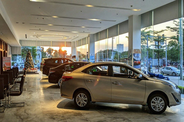 Showroom ôtô vắng khách mùa trước Tết