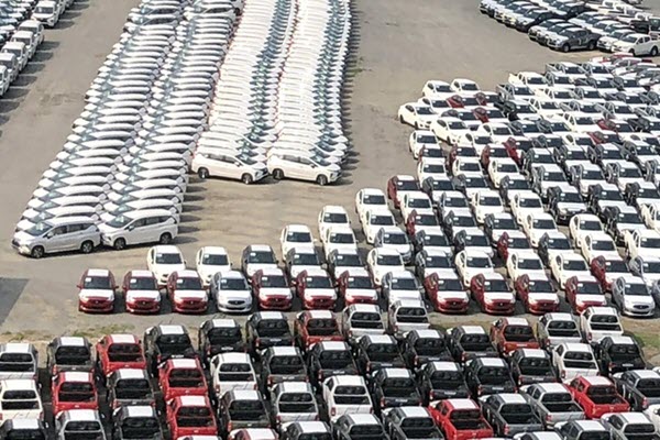 Ô tô nhập về Việt Nam nhiều kỉ lục